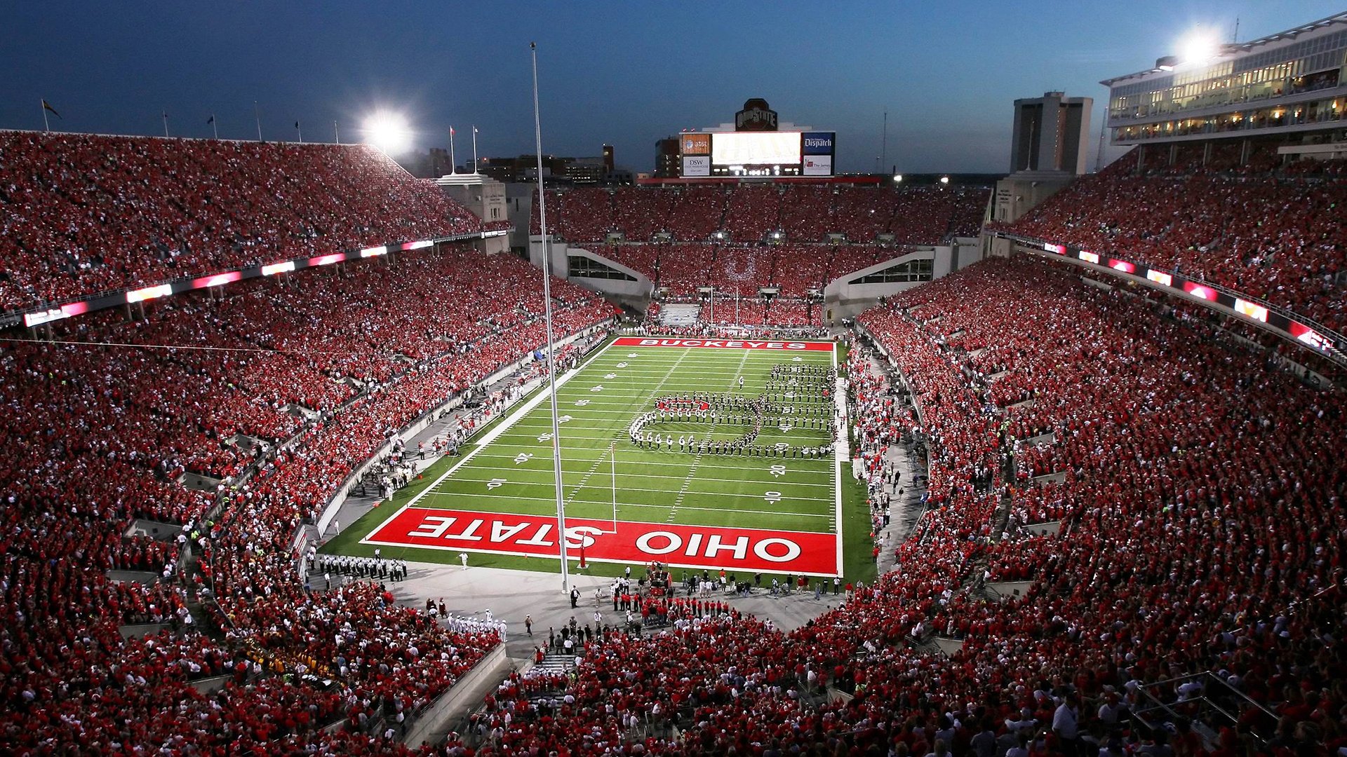 马赛边后卫插上助攻撕裂边路防守,马赛前锋